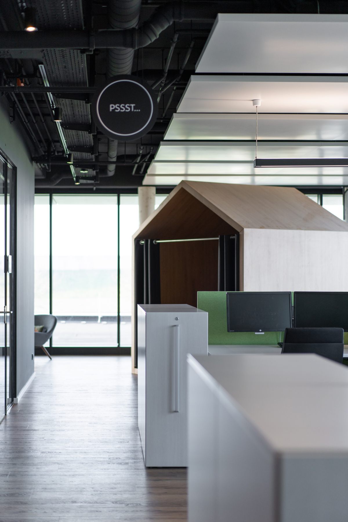 Die neue Büroeinrichtung ist geprägt von einer großen individuellen Auswahl an Arbeitsorten.