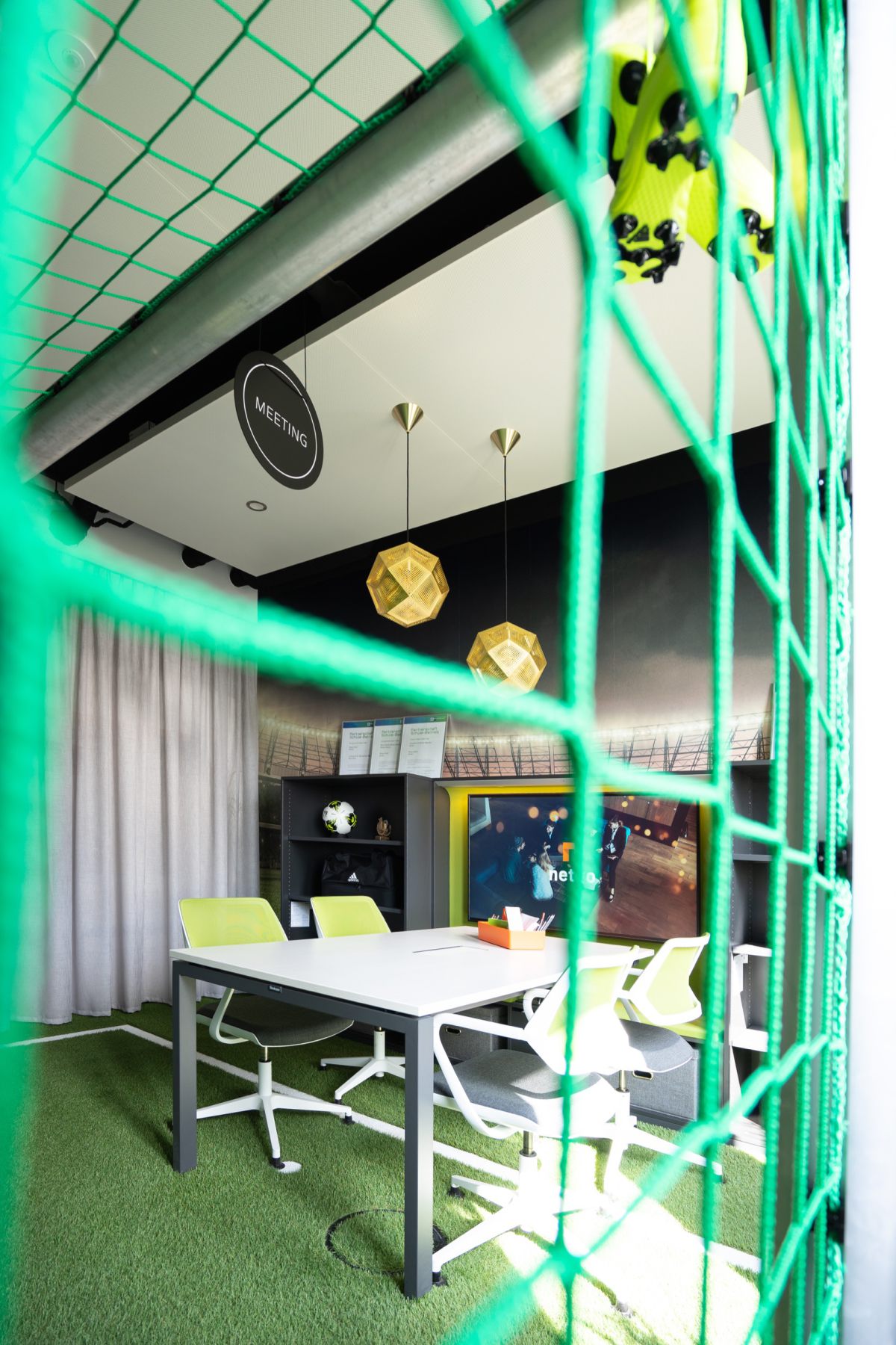 Das netgo Basecamp ist ein Ort, an dem Arbeit und Freizeit ineinanderfließen - Besprechungsraum mit Fußballflair