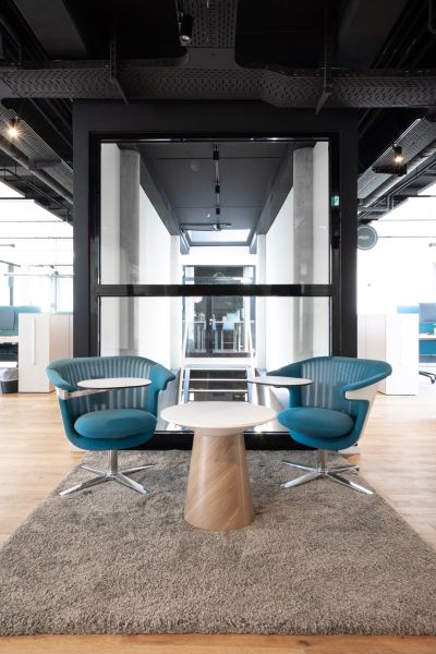 Eine moderne Bürolandschaft mit offenen Besprechungsmöglichkeiten
