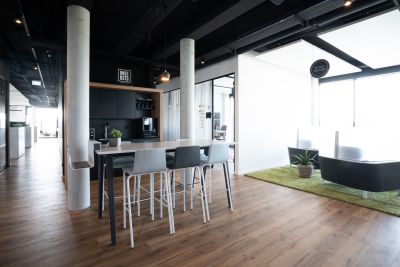 Eine moderne Büroküche bietet Raum für informelle Meetings