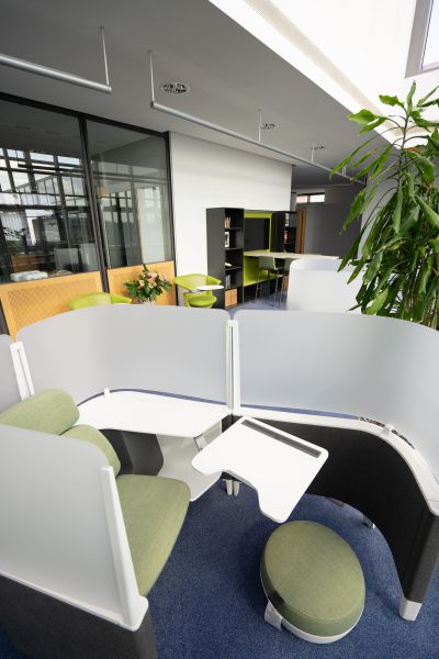 WorkLounge mit individuell verstellbare Arbeitsfläche für mobile Geräte