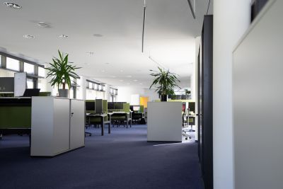 Teamarbeitsplätze mit persönlichen Stauraum im Open-Space-Office