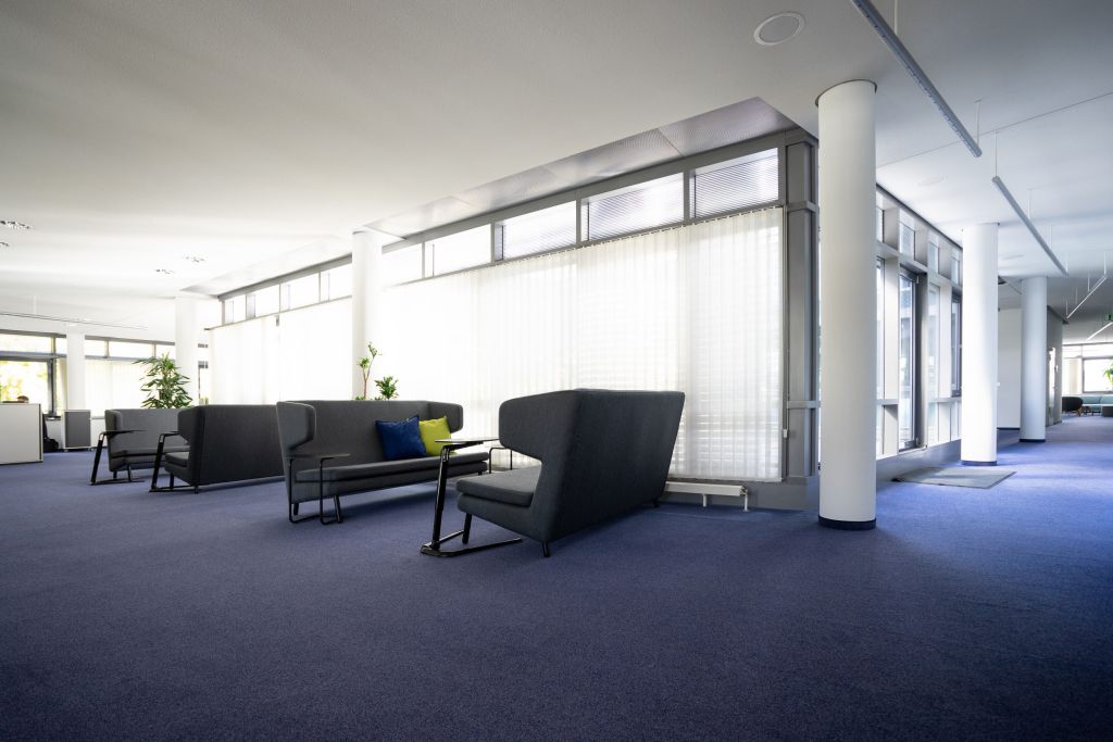 Sofalandschaften im Open-Space-Office