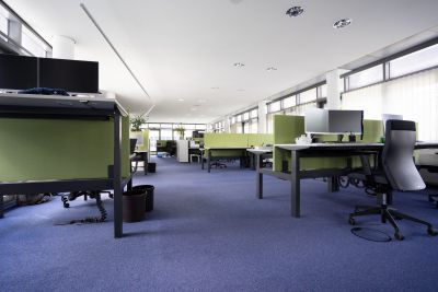 Ergonomische Teamarbeitsplätze mit Akustikscreens oberhalb der Tische