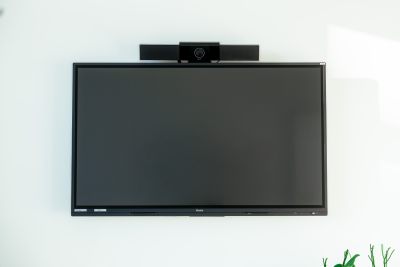 Festinstallation mit Touchdisplay und Videokonferenzeinheiten mit Drahtloslösung